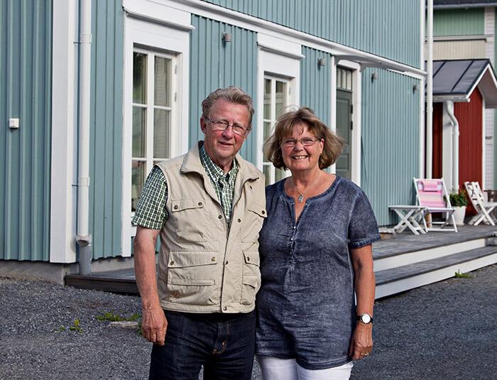 Bengt-Olov Byström mit seiner Frau vor ihrem Schwedenhaus, wofür er das Holz mit Logosol Sägewerken geschnitten hat.