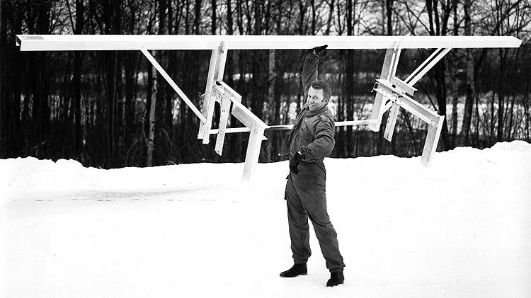 Bengt-Olov lyfter ett sågverk med en arm