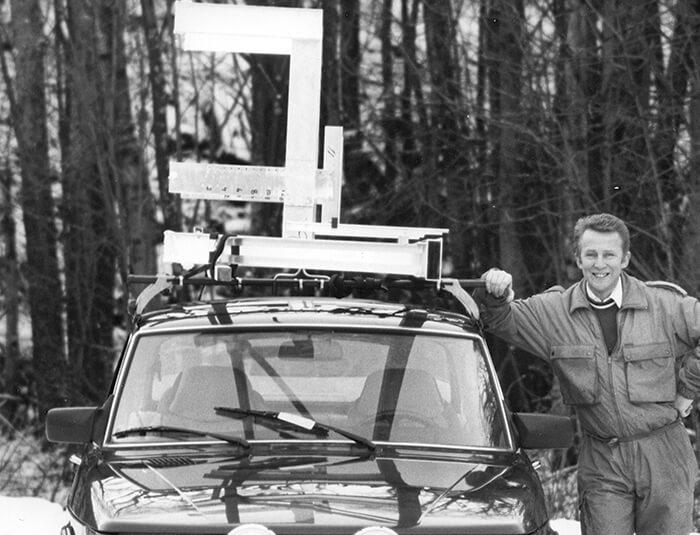 Bengt-Olov Byström mit einem seiner ersten Kettensägewerke auf dem Dach eines Geländewagens. 